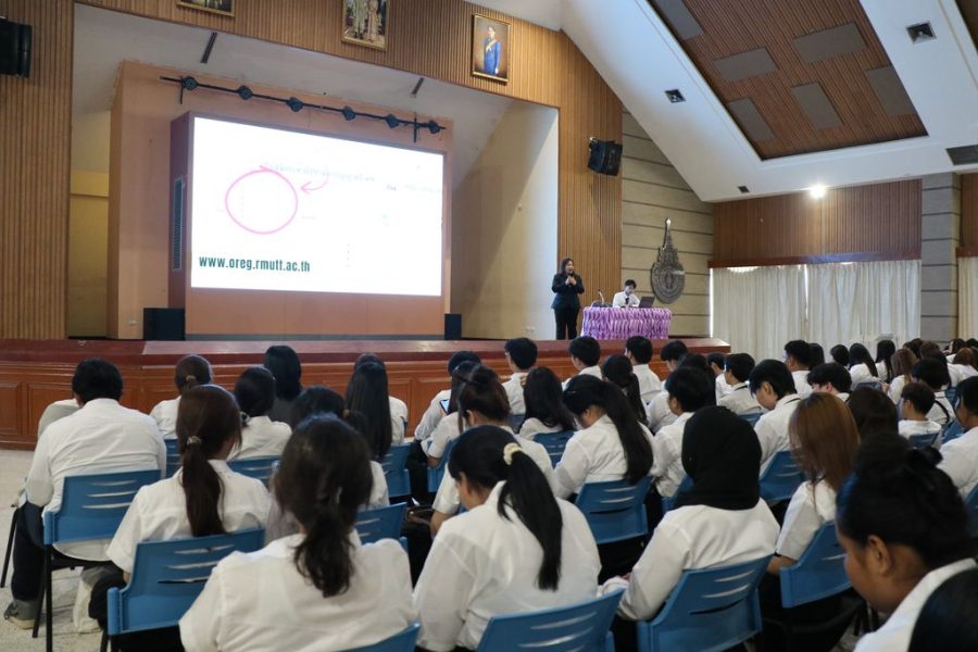 ผู้แทนรองฝ่ายวิชาการและวิจัยแนะนำการเรียนการสอนของคณะเทคโนโลยีการเกษตร