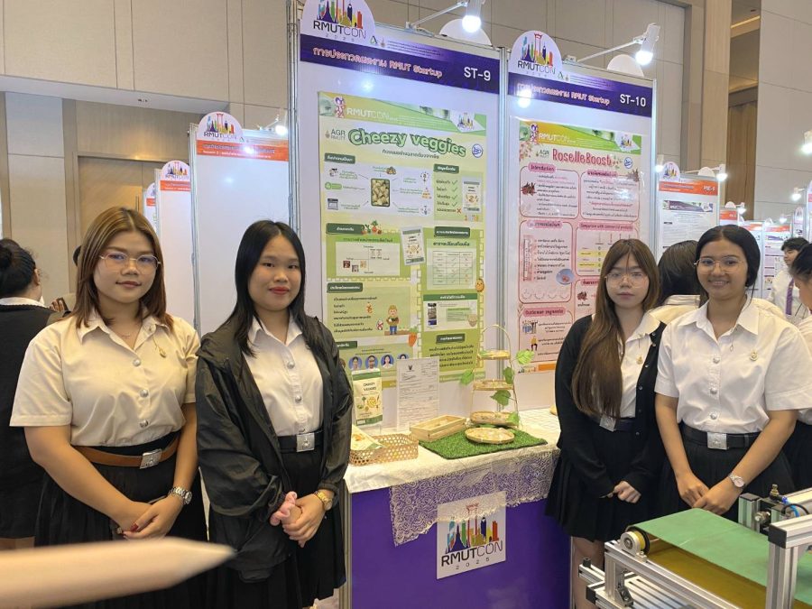 นักศึกษาร่วมจัดแสดงผลงาน