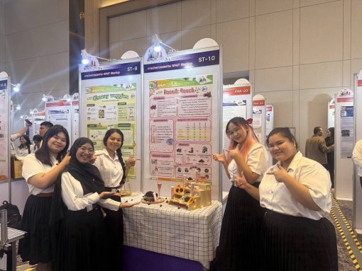 นักศึกษาร่วมจัดแสดงผลงาน