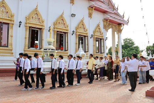 ผู้บริหาร คณาจารย์ บุคลากรและนักศึกษาร่วมแห่เทียนรอบโบสถ์