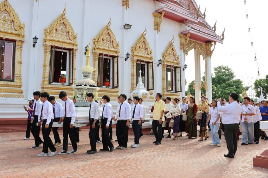 ผู้บริหาร คณาจารย์ บุคลากรและนักศึกษาร่วมแห่เทียนรอบโบสถ์