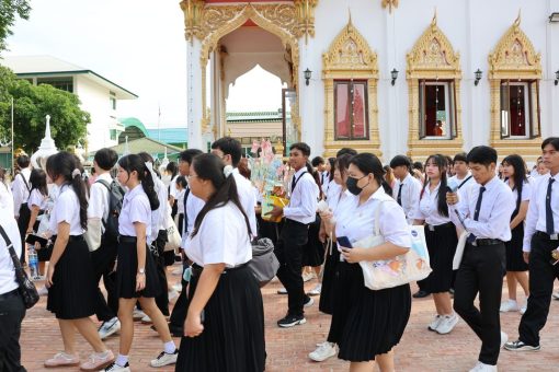 นักศึกษาร่วมแห่เทียนรอบโบสถ์