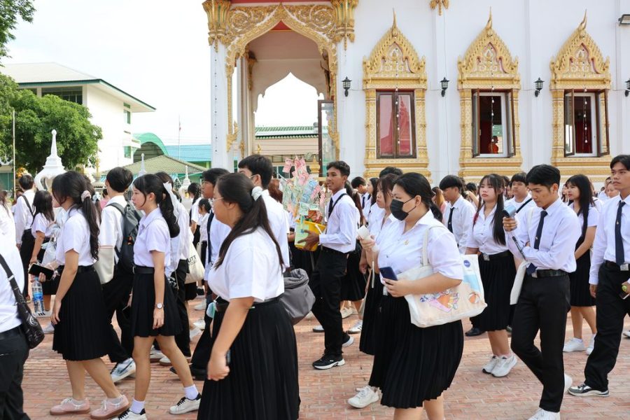 นักศึกษาร่วมแห่เทียนรอบโบสถ์