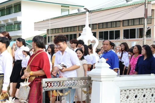คณาจารย์ บุคลากรและนักศึกษาร่วมแห่เทียนรอบโบสถ์