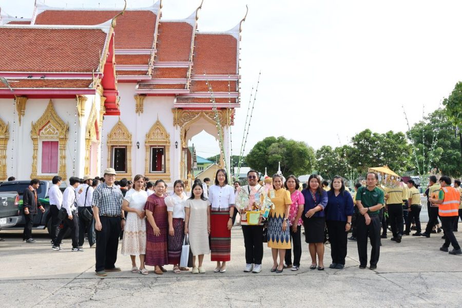 ผู้บริหาร คณาจารย์ คณะเทคโนโลยีการเกษตรถ่ายรูปร่วมกันบริเวณโบสถ์