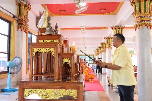 ท่านรองอธิการบดีจุดธูปเทียน
