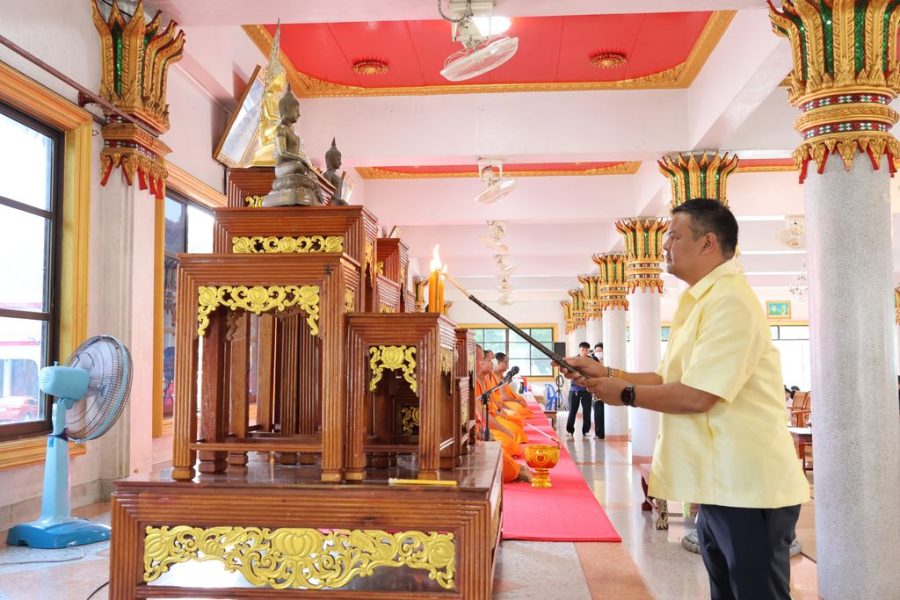 ท่านรองอธิการบดีจุดธูปเทียน