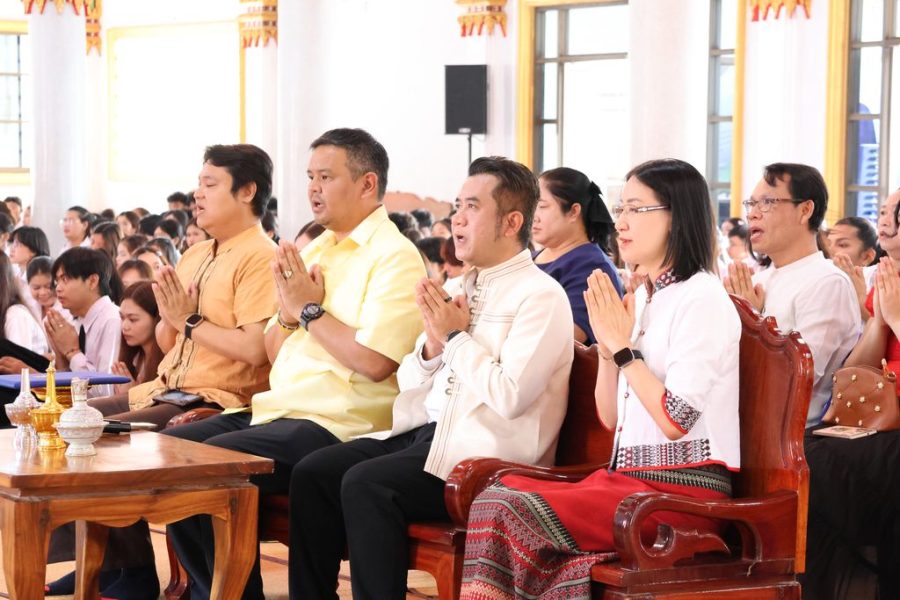 ท่านรองอธิการบดี และผู้บริหารมหาวิทยาลัย เข้าร่วมพิธีถวายเทียนพรรษา