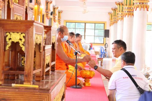 ท่านรองอธิการบดีจุดเทียนเพื่อให้พระคุณเจ้าทำน้ำมนต์
