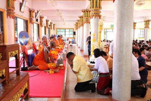 ท่านรองอธิการบดีและผู้บริหารร่วมถวายต้นเทียนพรรษา
