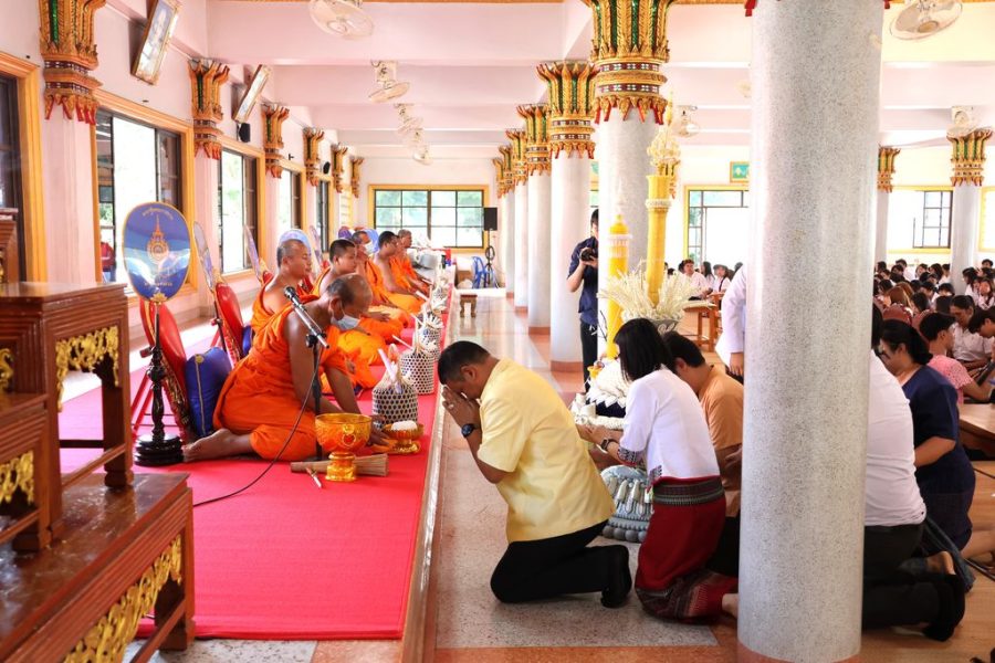 ท่านรองอธิการบดีและผู้บริหารร่วมถวายต้นเทียนพรรษา