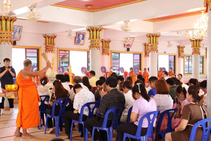 พระสงฆ์ประพรมน้ำมนต์เพื่อความเป็นสิริมงคล