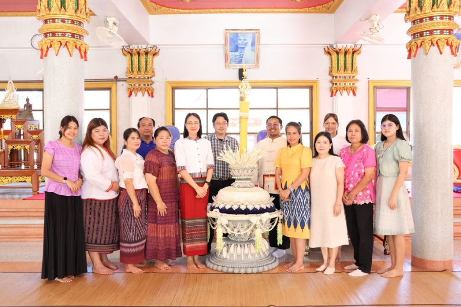 ผู้บริหาร คณาจารย์ คณะเทคโนโลยีการเกษตรถ่ายรูปร่วมกันภายในศาลา