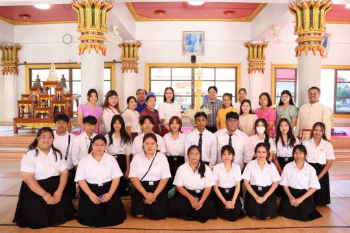 ผู้บริหาร คณาจารย์ และนักศึกษาคณะเทคโนโลยีการเกษตรถ่ายรูปร่วมกันภายในศาลา