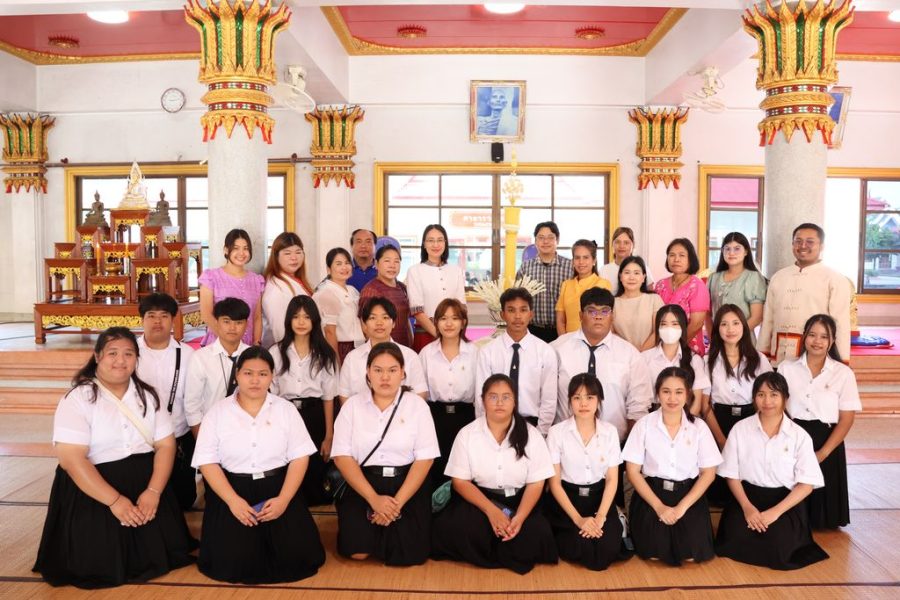 ผู้บริหาร คณาจารย์ และนักศึกษาคณะเทคโนโลยีการเกษตรถ่ายรูปร่วมกันภายในศาลา