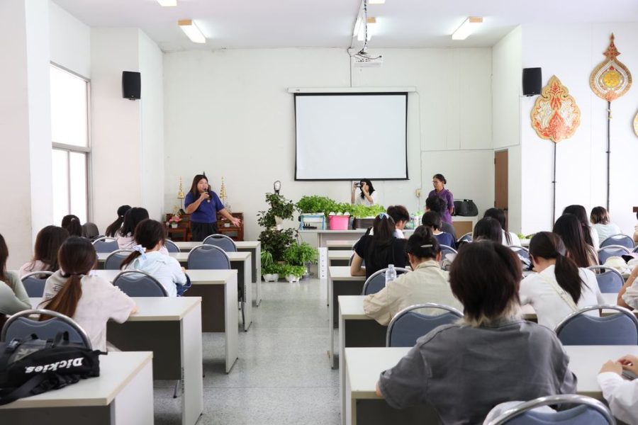 อาจารย์บรรยายรายละเอียดเกี่ยวกับการทำ Work Shop ในวันนี้