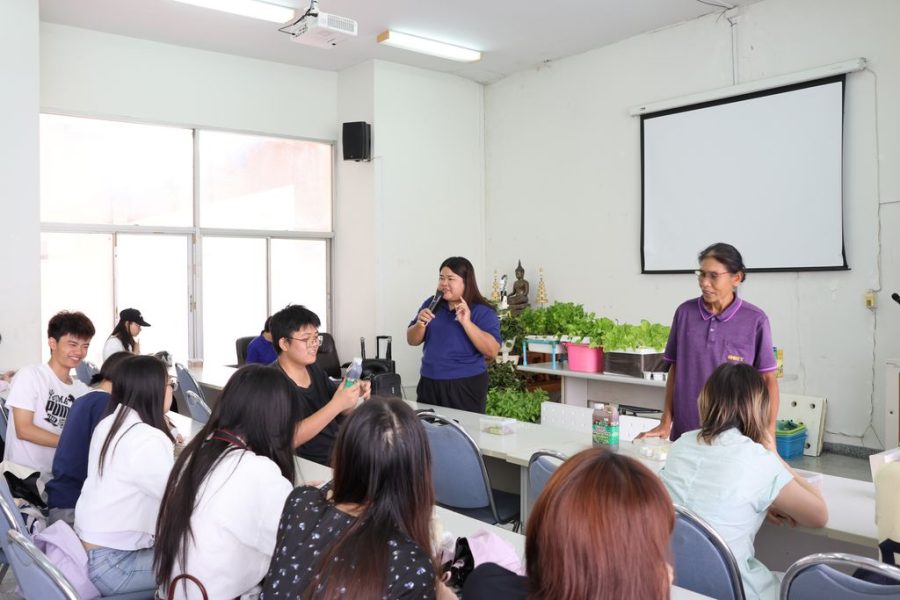 อาจารย์บรรยายรายละเอียดเกี่ยวกับการทำ Work Shop ในวันนี้