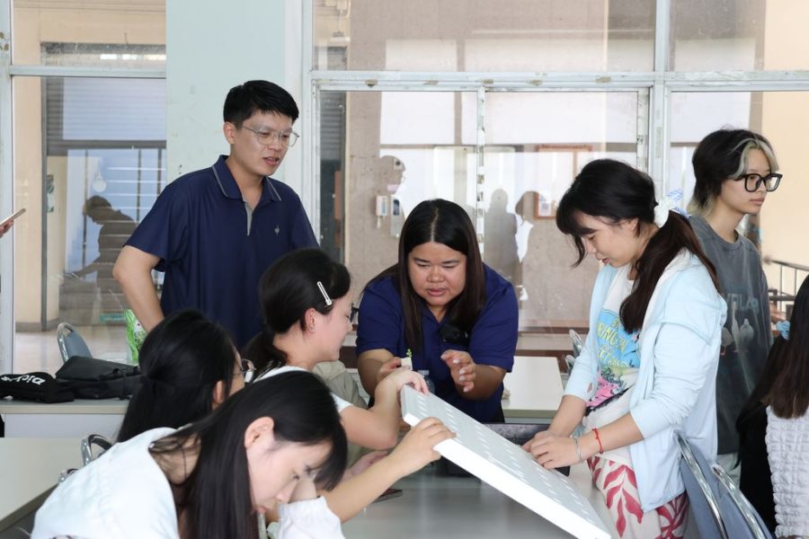 อาจารย์สอนนักศึกษาต่างชาติเพาะเมล็ดพันธุ์