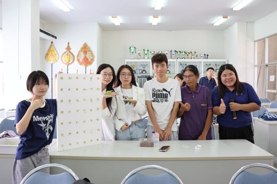 อาจารย์และนักศึกษาต่างชาติถ่ายภาพร่วมกันระหว่าง Work Shop