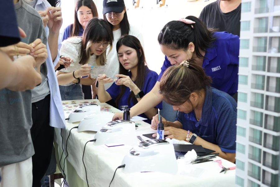 เจ้าหน้าที่สอนนักศึกษาต่างชาติทำงานเรซิ่น