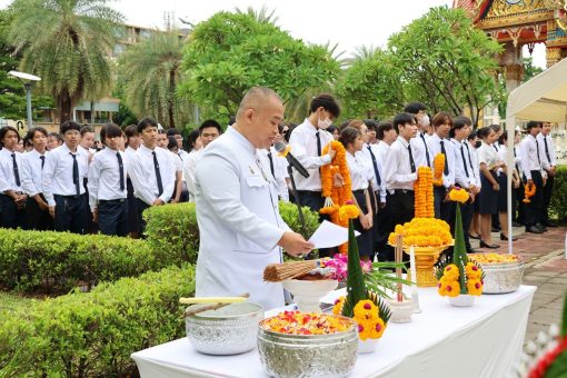 เจ้าพิธีนำ ผู้บริหาร คณาจารย์ บุคลากร และนักศึกษา ดำเนินพิธีบวงสรวงศักการะสิ่งศักดิ์สิทธิ์ประจำคณะเทคโนโลยีการเกษตร ประจำปี 2568