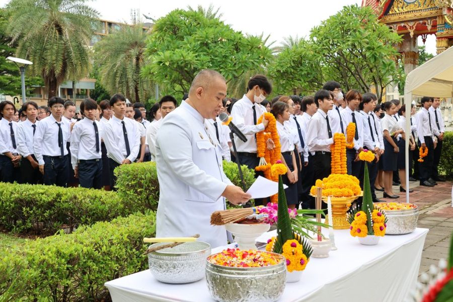 เจ้าพิธีนำ ผู้บริหาร คณาจารย์ บุคลากร และนักศึกษา ดำเนินพิธีบวงสรวงศักการะสิ่งศักดิ์สิทธิ์ประจำคณะเทคโนโลยีการเกษตร ประจำปี 2568