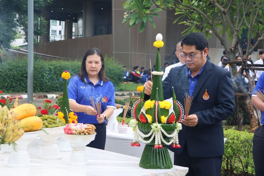 ผู้บริหารปักธูปบริเวณเครื่องบวงสรวง