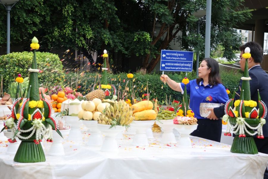 ประธานในพิธีโปรยดอกไม้บริเวณแท่นบวงสรวง