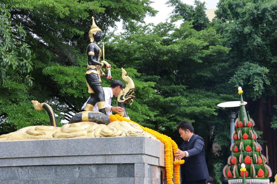 นักศึกษานำพวงมาลัยดอกดาวเรืองถวายแก่องค์พ่อพระพิรุณทรงนาค