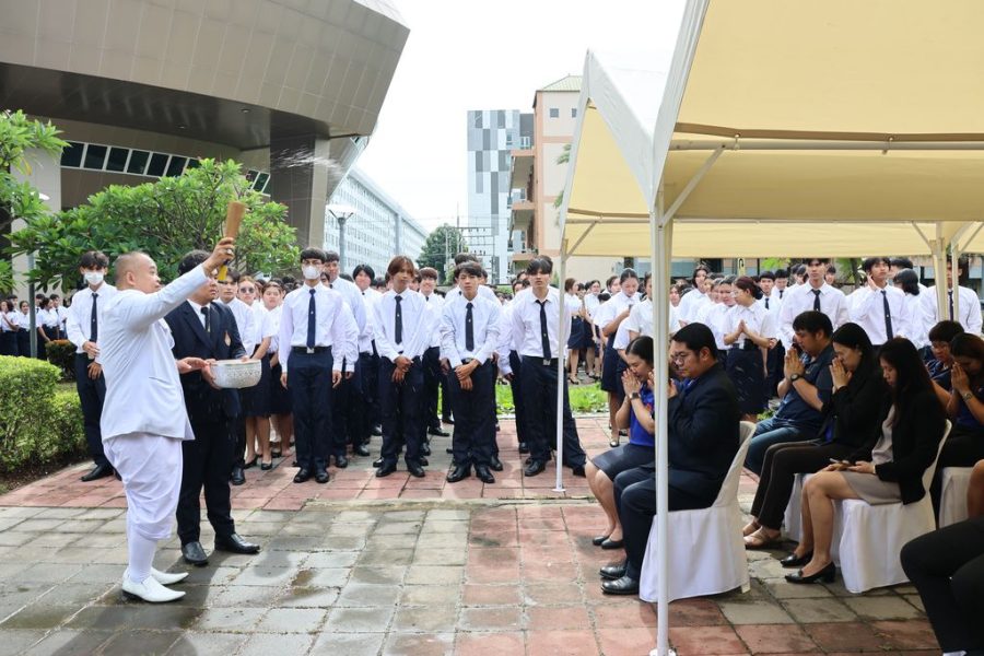 ภาพบรรยากาศเจ้าพิธีปะพรมน้ำมนต์ให้ผู้บริหาร คณาจารย์ บุคลากร และนักศึกษา
