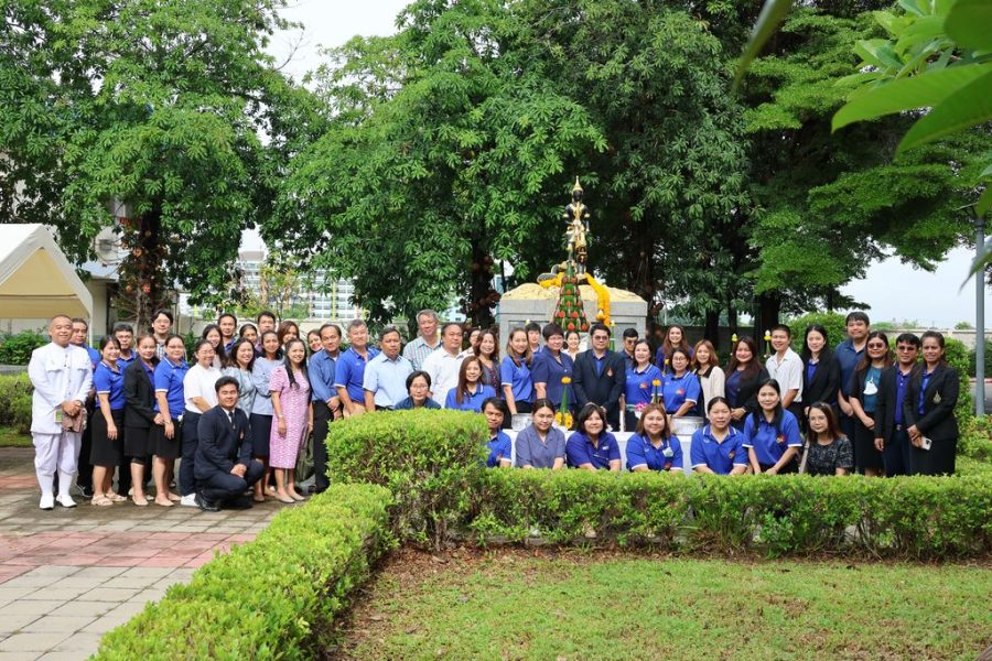 ผู้บริหาร คณาจารย์ บุคลากร ถ่ายภาพร่วมกันบริเวณลานหน้าองค์พ่อพระพิรุณทรงนาค