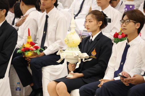 ตัวแทนนักศึกษาถือพานไหว้ครู