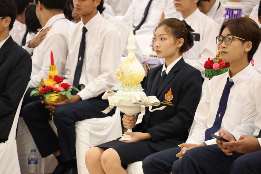 ตัวแทนนักศึกษาถือพานไหว้ครู