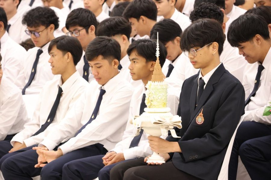 ตัวแทนนักศึกษาถือพานไหว้ครู
