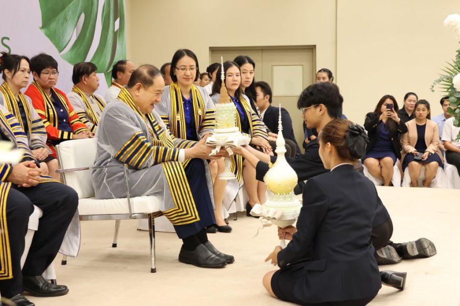 นักศึกษานำพานดอกไม้ธูปเทียนไหว้คณาจารย์ประจำคณะ