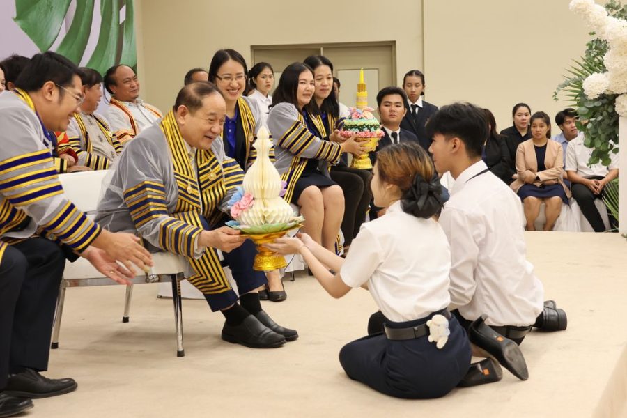 นักศึกษานำพานดอกไม้ธูปเทียนไหว้คณาจารย์ประจำคณะ