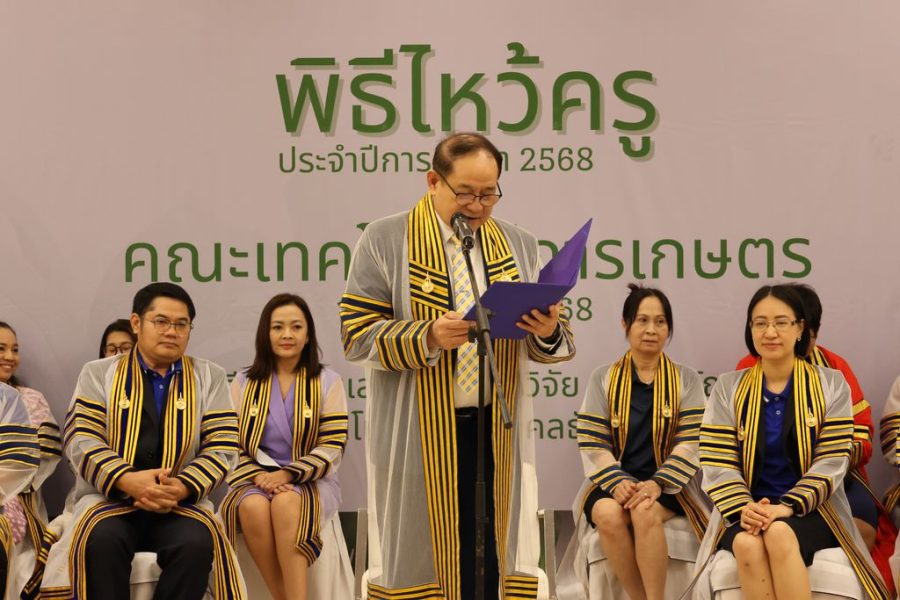 รศ.ดร.สมหมาย ผิวสอาด อธิการบดี มหาวิทยาลัยเทคโนโลยีราชมงคลธัญบุรี เป็นประธานในพิธีกล่าวให้โอวาทกับนักศึกษาใหม่ประจำปีการศึกษา 2568