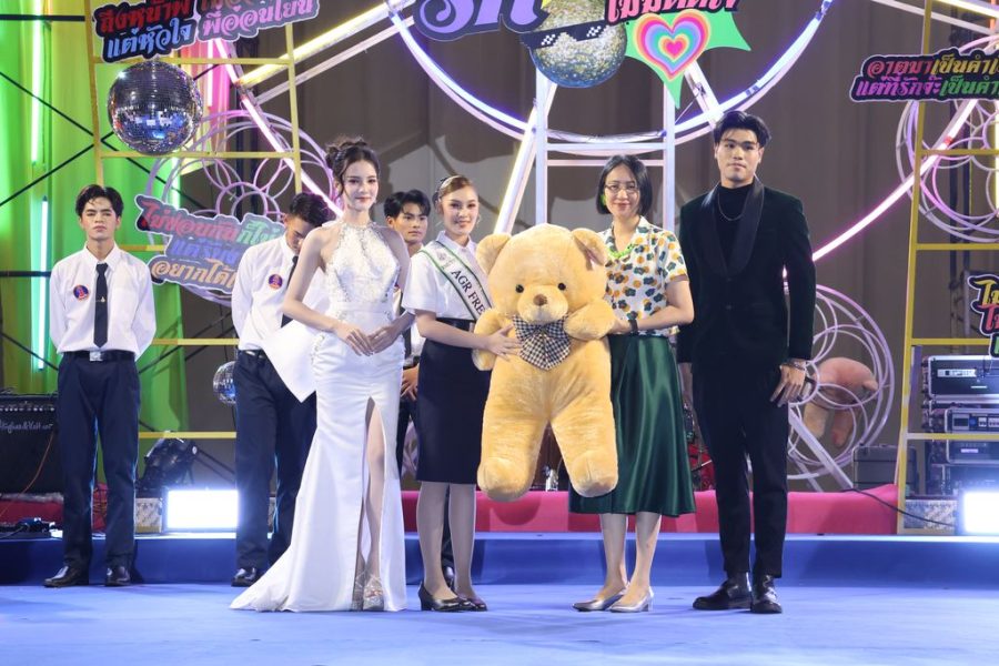 ท่านคณบดีมอบรางวัลทูตกิจกรรมฝ่ายหญฺง