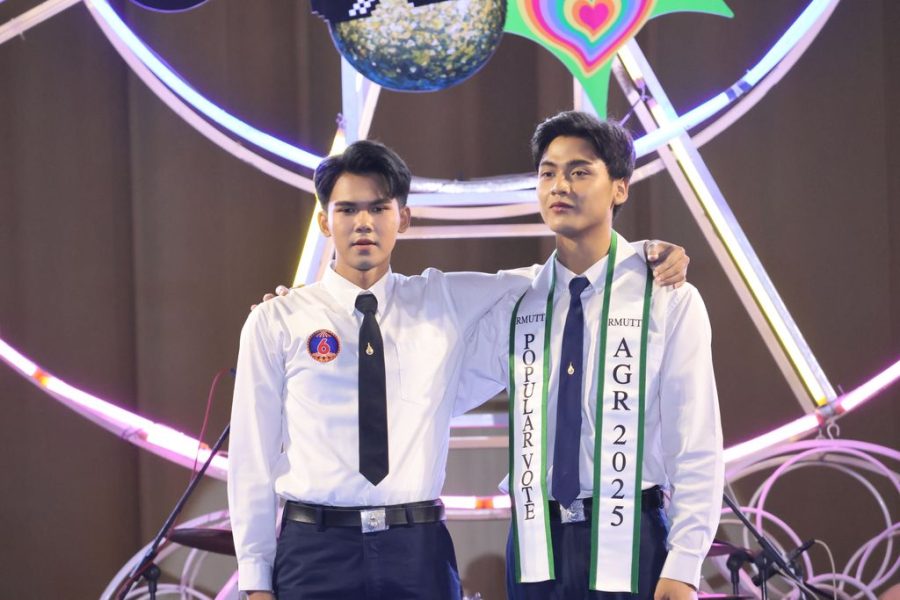 นักศึกษาผู้เข้าประกวดลุ้นรางวัลชนะเลิศทูตกิจกรรมฝ่ายชาย