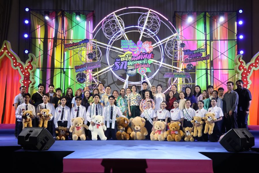 บรรยากาศถ่ายภาพรวม ผู้บริหาร คณาจารย์ บุคลากร และนักศึกษาผู้เข้าประกวดทูตกิจกรรม ประจำปีการศึกษา 2568