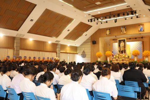 นักศึกษา ร่วมพิธีเจริญพระพุทธมนต์และถวายพระพรชัยมงคล เนื่องในโอกาสวันเฉลิมพระชนมพรรษา พระบาทสมเด็จพระวชิรเกล้าเจ้าอยู่หัว