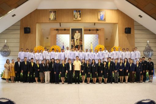 ผู้บริหาร คณาจารย์ และบุคลากร มหาวิทยาลัยเทคโนโลยีราชมงคลธัญบุรี ถ่ายภาพร่วมกัน