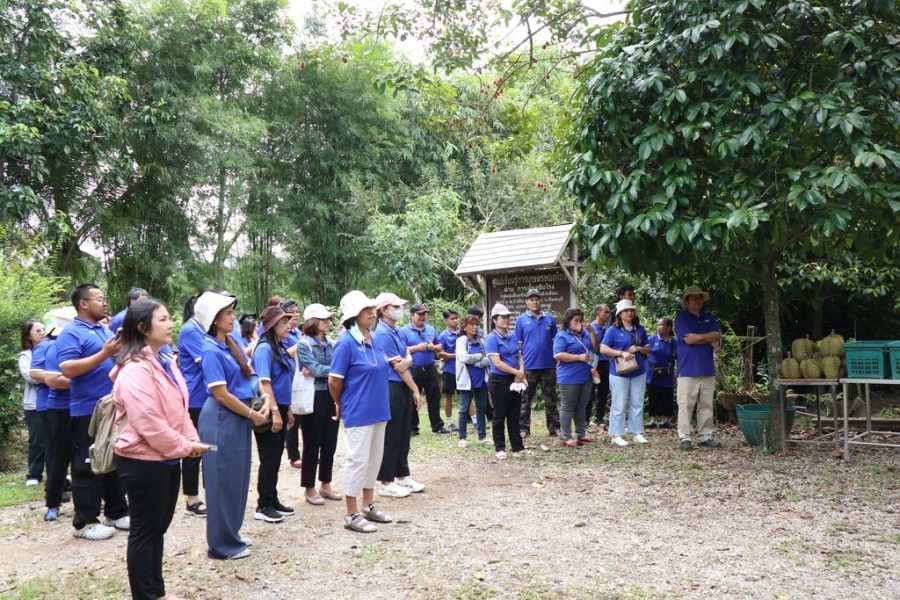 ผู้บริหาร คณาจารย์ และบุคลากรร่วมฟังบรรยายเกี่ยวกับการเลี้ยงชันโรง และไร่นาส่วนผสม
