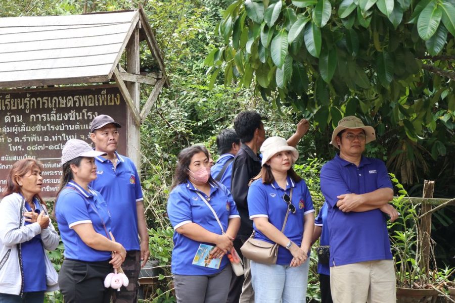 คณาจารย์ และบุคลากรร่วมฟังบรรยายเกี่ยวกับการเลี้ยงชันโรง และไร่นาส่วนผสม