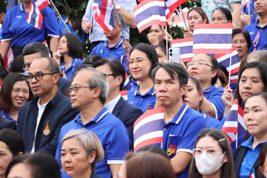 ผศ.ดร.ลลิตา ศิริวัฒนานนท์ คณบดีคณะเทคโนโลยีการเกษตรร่วมกิจกรรมร้องเพลงชาติ