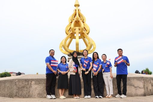 ผู้บริหาร และบุคลากร ถ่ายภาพร่วมกันบริเวณลานอนันต์รังสรรค์ มทร.ธัญบุรี