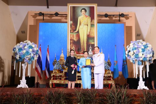 รศ.ดร.สมหมาย ผิวสอาด อธิการบดี มทร.ธัญบุรี มอบรางวัลแม่ตัวอย่าง ประจำปี 2568