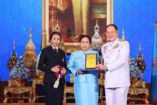 รศ.ดร.สมหมาย ผิวสอาด อธิการบดี มทร.ธัญบุรี มอบรางวัลแม่ตัวอย่าง ประจำปี 2568