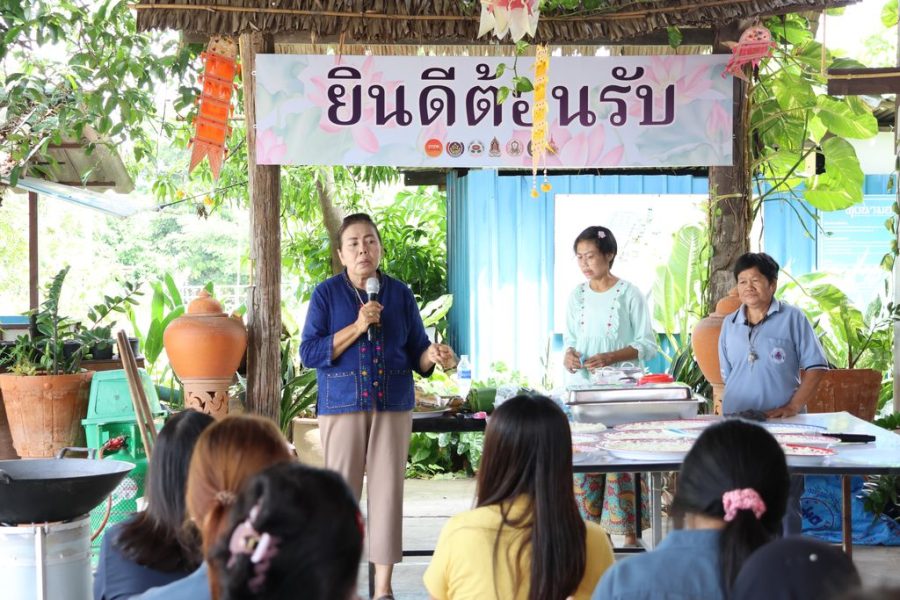 ประธานศูนย์การเรียนรู้เศรษฐกิจพอเพียงบ้านบ่อทอง ทุ่งนามอญ กล่าวต้อนรับผู้เข้าร่วมโครงการทุกท่าน