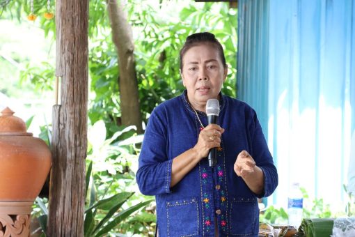 คุณธัณย์จิรา องอาจอุดมรัตน์ ประธานศูนย์การเรียนรู้เศรษฐกิจพอเพียงบ้านบ่อทอง ทุ่งนามอญ เป็นวิทยากรให้ความรู้